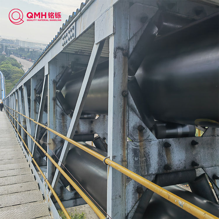 Como uma correia transportadora de tubos melhora a eficiência do manuseio de materiais?